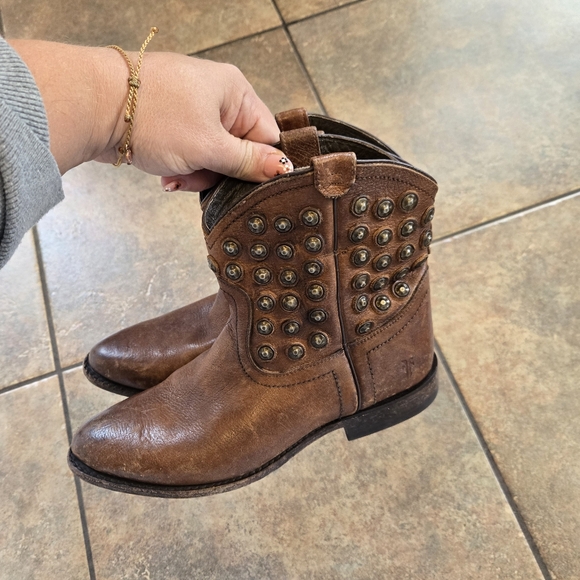 Frye Wyatt Disc Western Boot Womens 6.5 Brown Leather Cognac Studded short - Picture 3 of 13